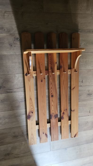 Wieszak sosnowy z półką