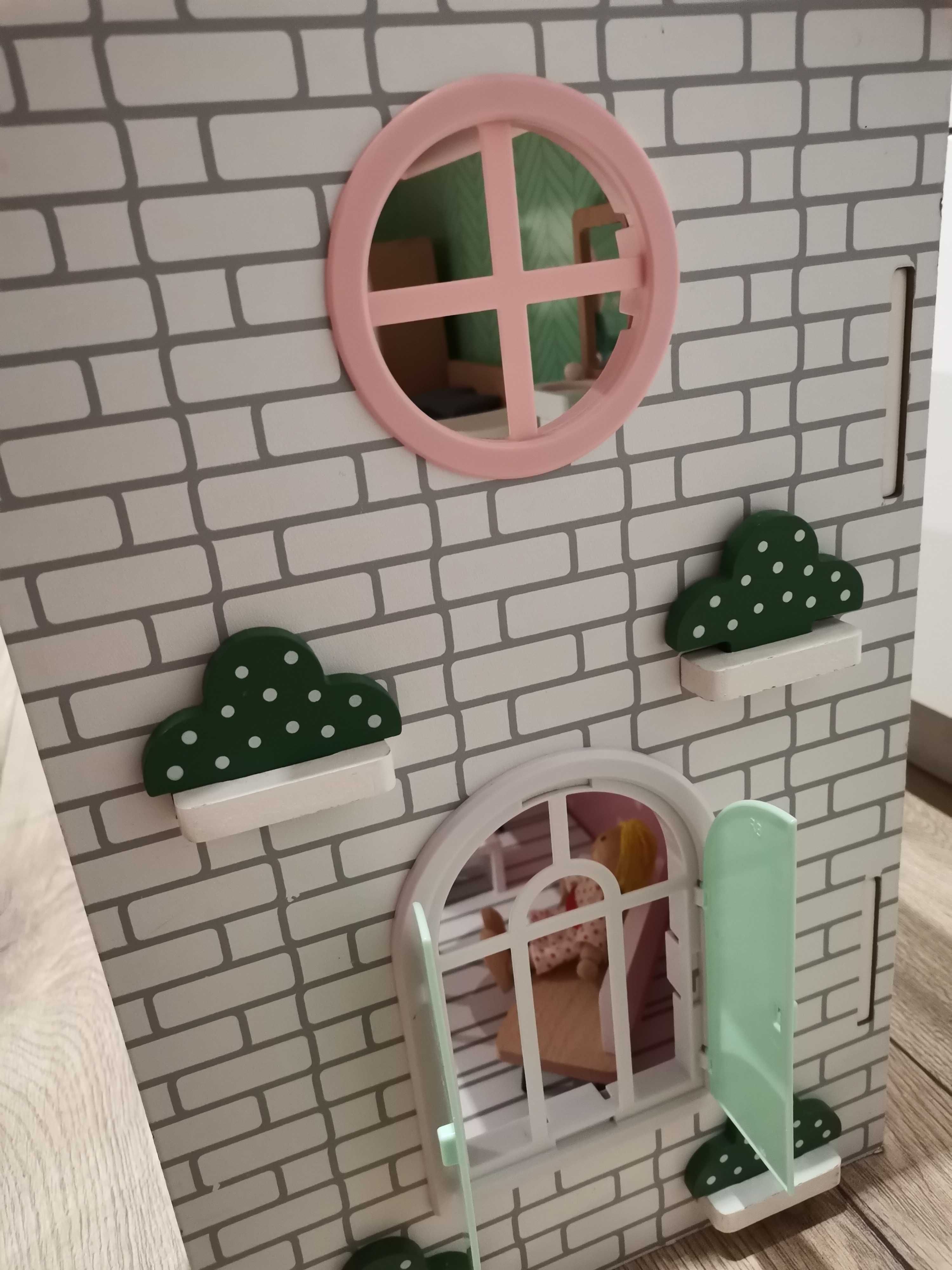 Domek dla lalek drewniany 3+ z lalkami i mebelkami