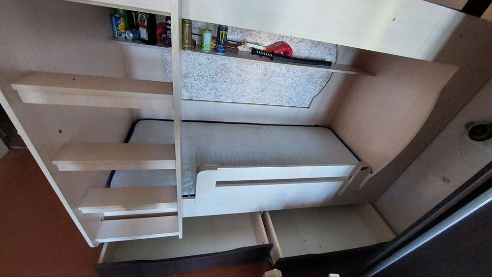 продам двухъярусную кровать