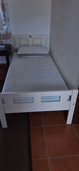 Cama criança, colchão e proteção lateral