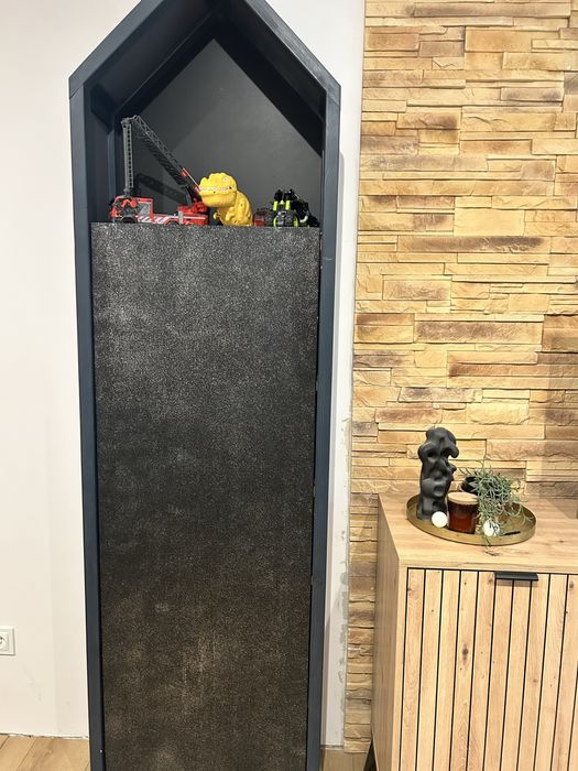 Unikatowe solidne drewniane meble do pokoju chlopca.