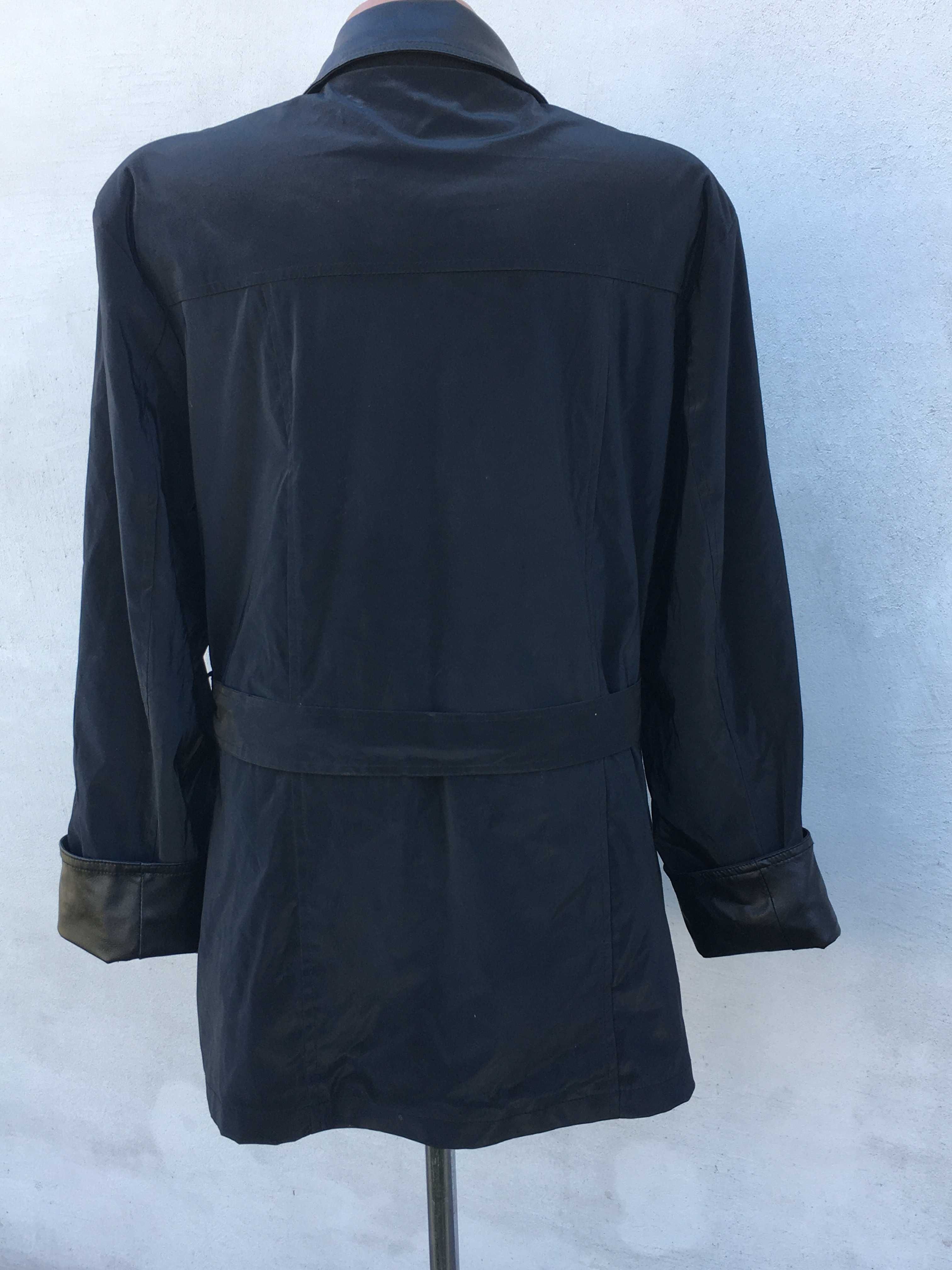 Жіноча куртка з водонепроникаючої тканини