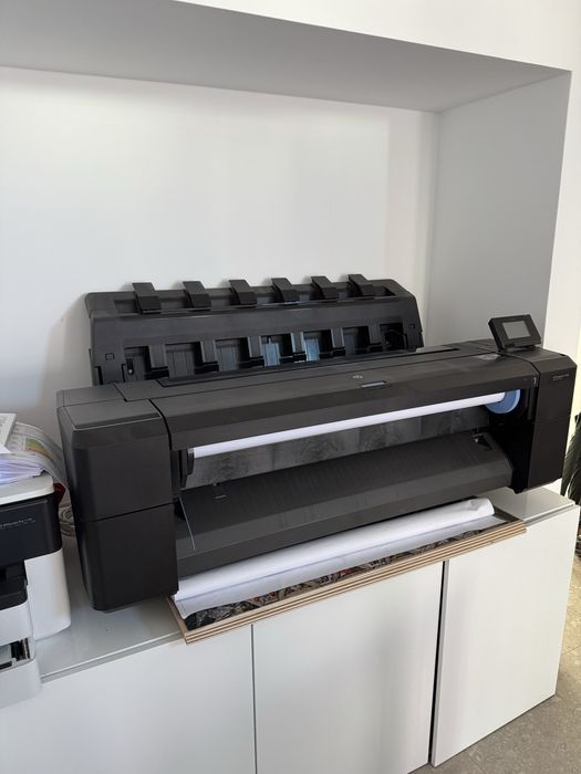 Plotter HP DesignJet T930 PS e 3 Apple iMacs de 27” (2x2015 + 2x2020)