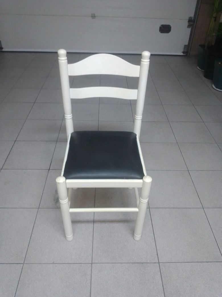 Cadeira de cozinha em lacado branco com acento em pele preta