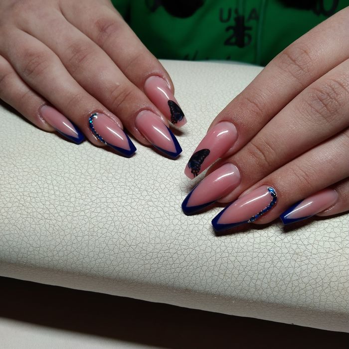 Нарощування нігтів, та Манікюр, і Педікюр.