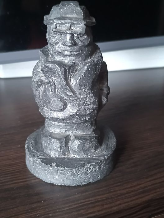 Фігура "Сталевар" із графіту