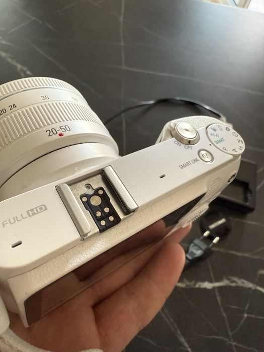 Samsung NX100 - Bezlusterkowiec
