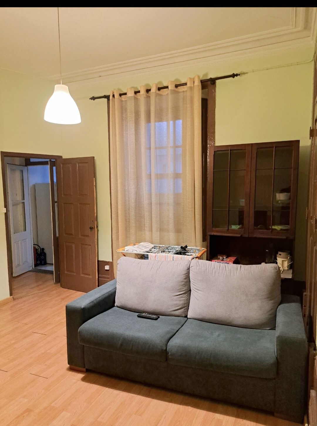 Quarto a estudante universitária feminina (Rua de Cedofeita)