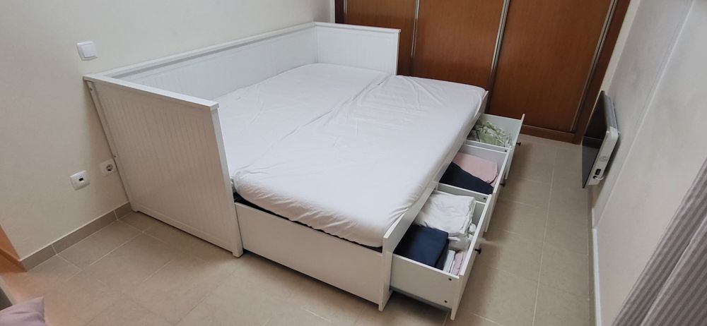 Cama individual/dupla,IKEA,  com 3 gavetas, com 2 colchões incluídos.