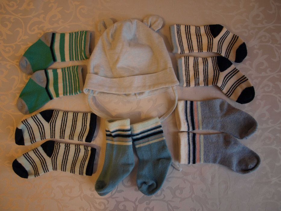 Zestaw 5 par skarpetek dla noworodka/niemowlaka + czapeczka