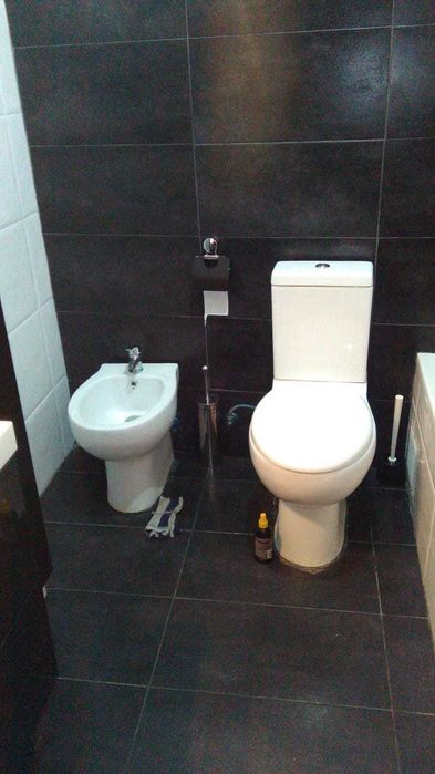 Quarto mobiliado com varanda e ar-condicionado na  Amora.