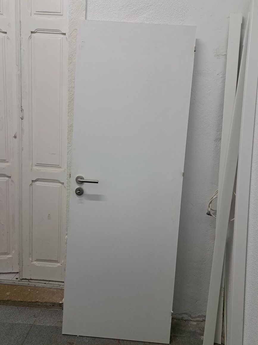 Porta interior com fechadura