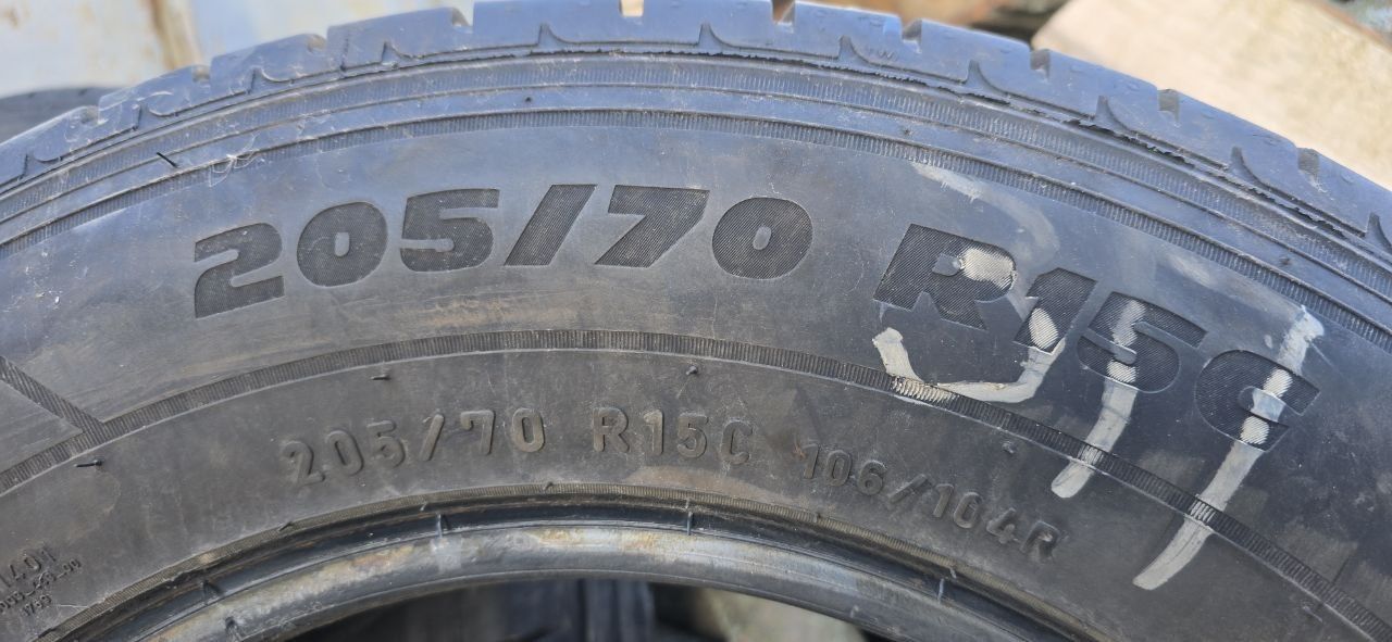 Продам резину Pirelli 205/70/15С новая по цене б/у