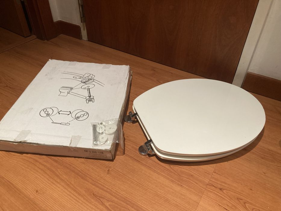 Tampa sanita em madeira lacada branco