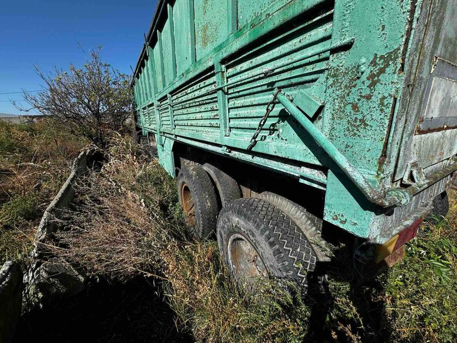 Камаз з напівпричепом на ходу