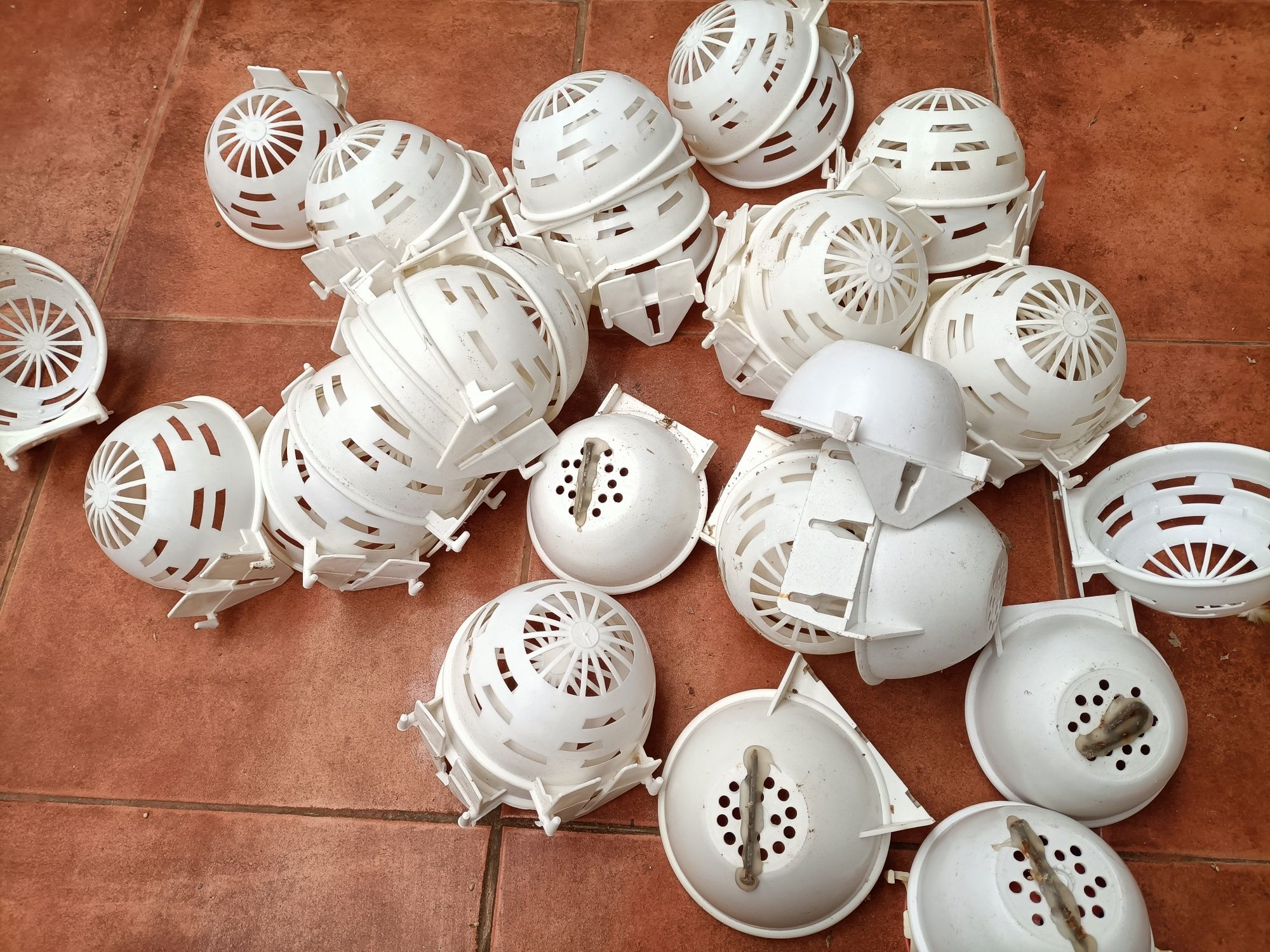 Tenho vários, ninhos,e ovos falsos para canários