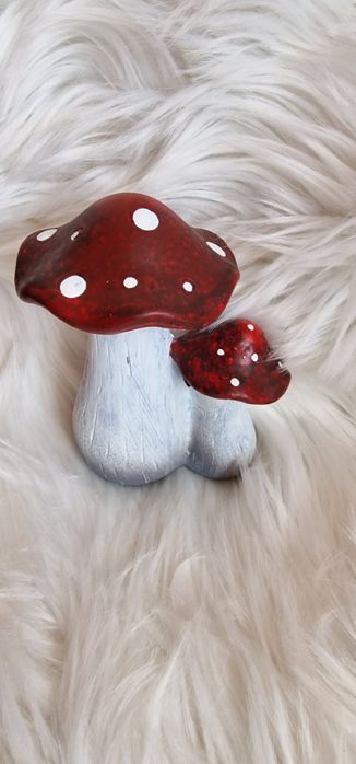 Figurka dwa czerwono - bordowe muchomory 
Wymiary:

Wysokość ok 13,5 c