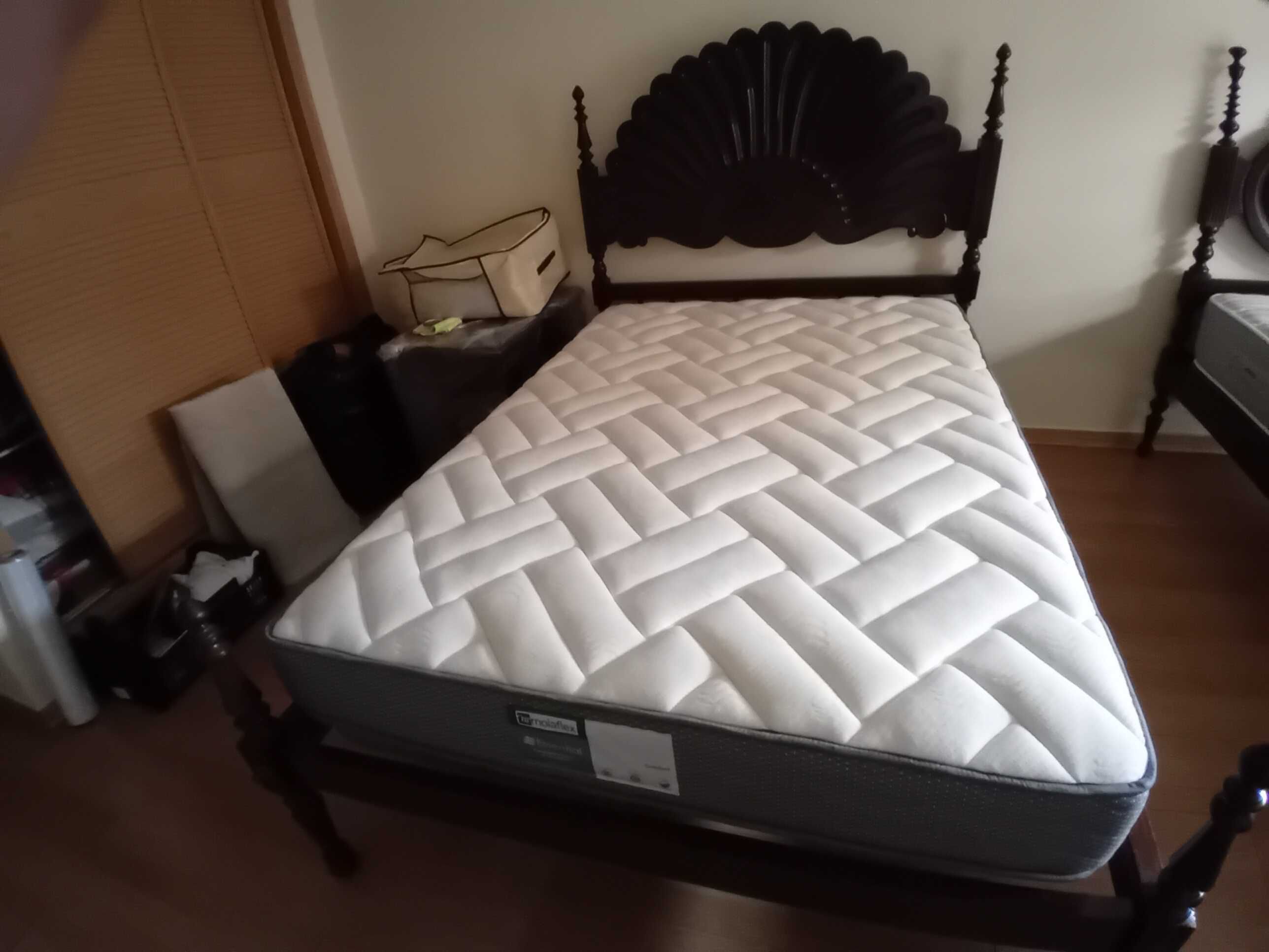 Quarto de casal em mogno com colchão - Bom Estado para desocupar