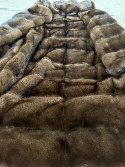 Норкова шубка з капюшоном