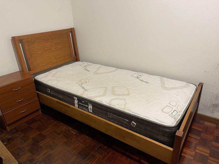 Cama de Solteiro com Colchão + Mesa de Cabeceira