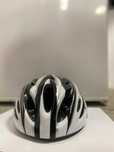 Kask rowerowy biało-czarny – lekki i wygodny