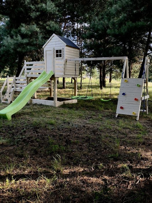 Solidny domek dla dzieci Domek dla dzieci. Plac zabaw. Domek drewniany