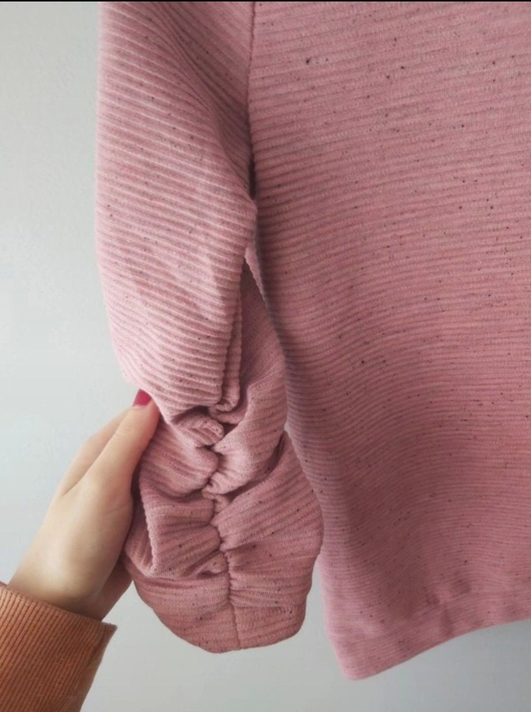 Różowy sweterek z marszczonymi rękawami