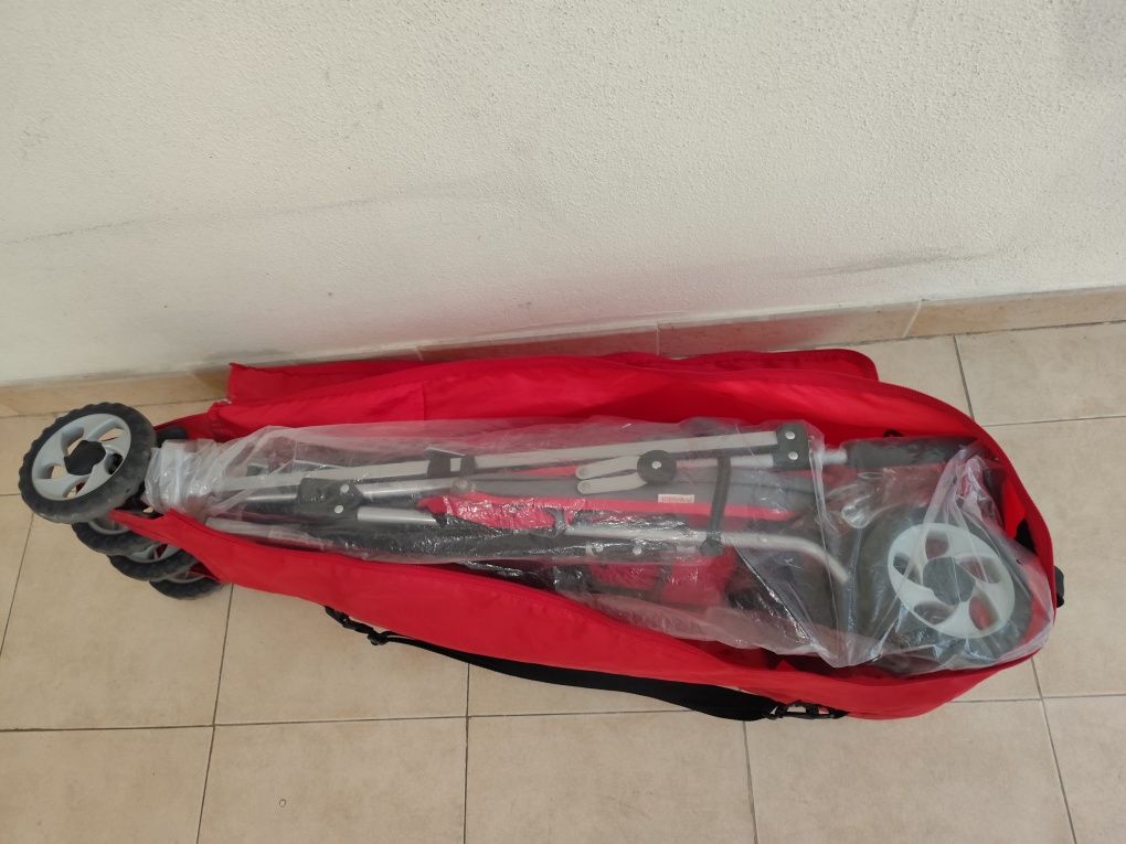 Carrinho de bebé prénatal reclinável.