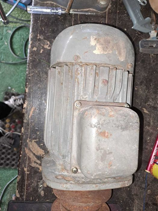 Silnik 3-fazowy 1,1kW 1390obr/min, POLSKI, koło pasowe, kołnierz