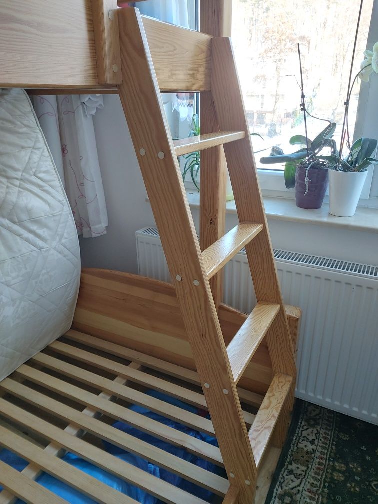 Solidne drewniane łóżko piętrowe
