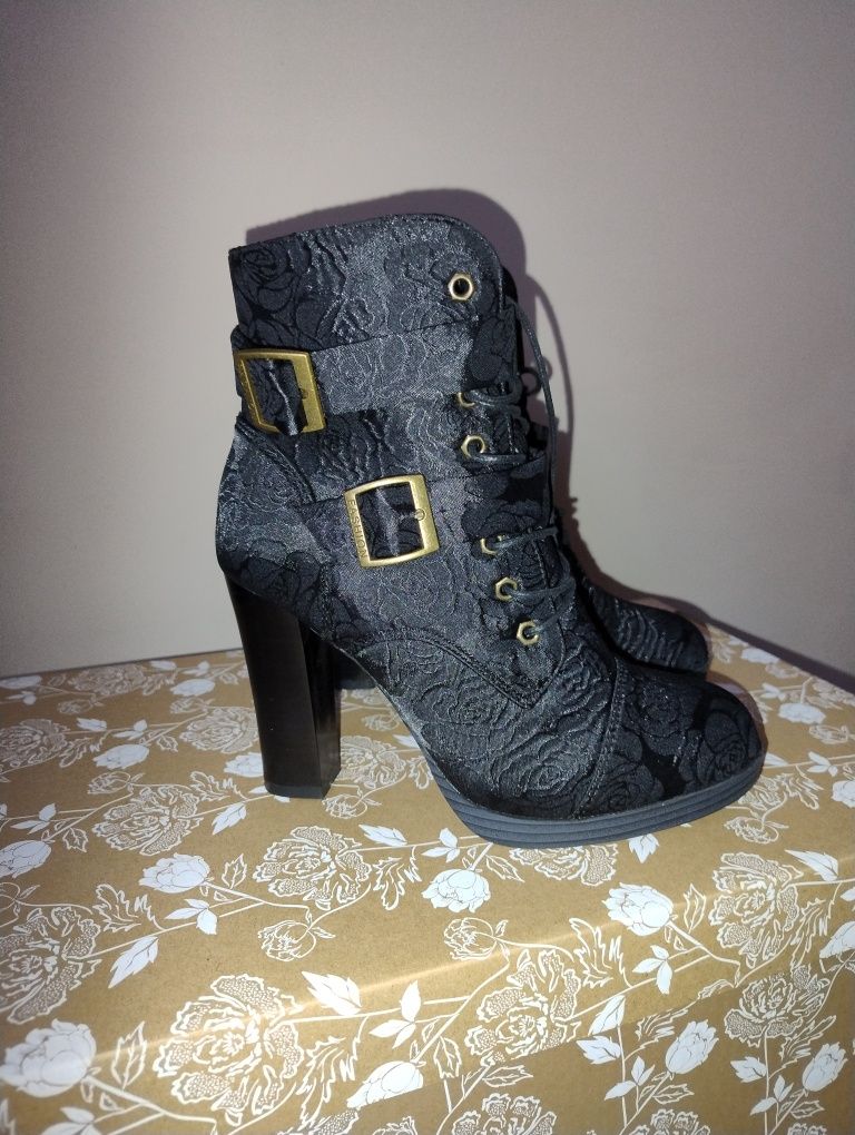 Botki nowe  na obcasie.