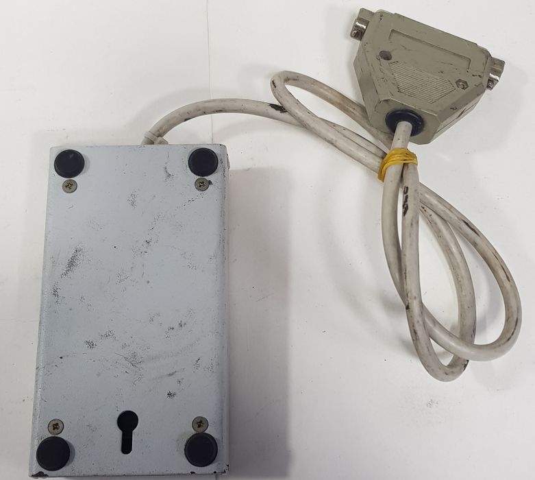 Разветвитель с четырьмя 9-контактными разьемами D-sub (DB9)