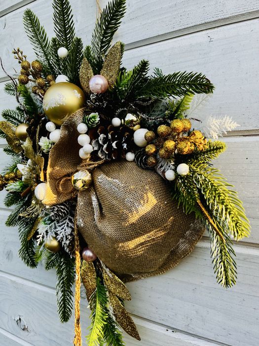 Piękny złoto zielony, oryginalny wianek bożonarodzeniowy na drzwi