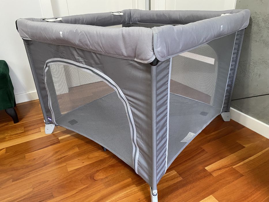 Kojec chicco plus zestaw zabawek