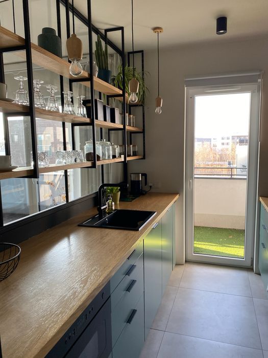 Metalowo-drewniana polka montowana do sufitu