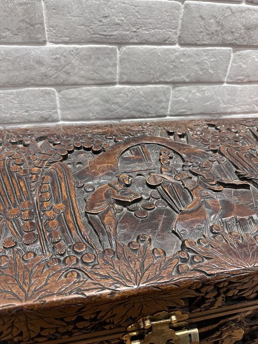 Arca em madeira trabalhada