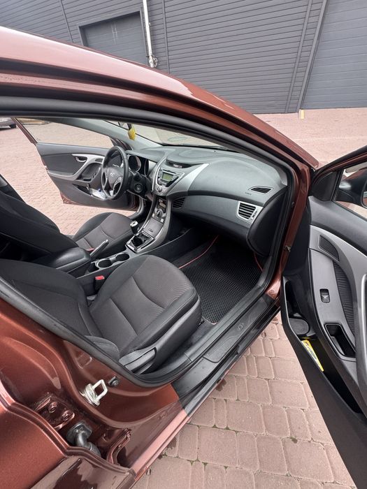 Hyundai Elantra 2012 року | 1.8 бензин/газ | Механіка