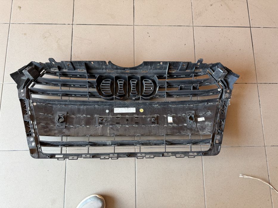 Решітка бампера Audi A4 B9 дорест