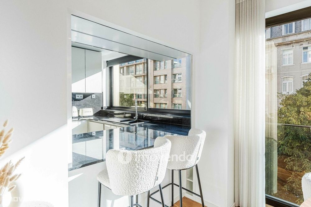 Apartamento T2 de luxo, com estacionamento, nas Avenidas Novas