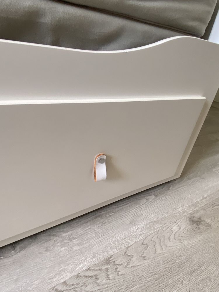 Cama HEMNES e secretária PÅHL do Ikea