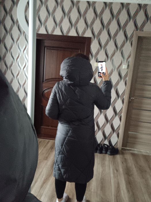 Довгий зимовий пуховик