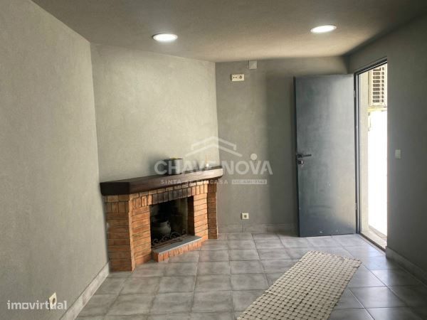 Moradia T4 de 4 frentes c/ Terreno e Armazém, em Vilar de Andorinho