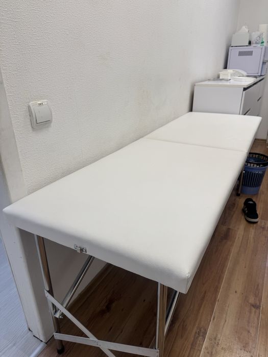 Продам маникюрный стол, кушетка, стеклянная витрина