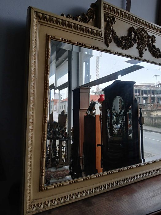 Grande espelho antigo com talha em madeira