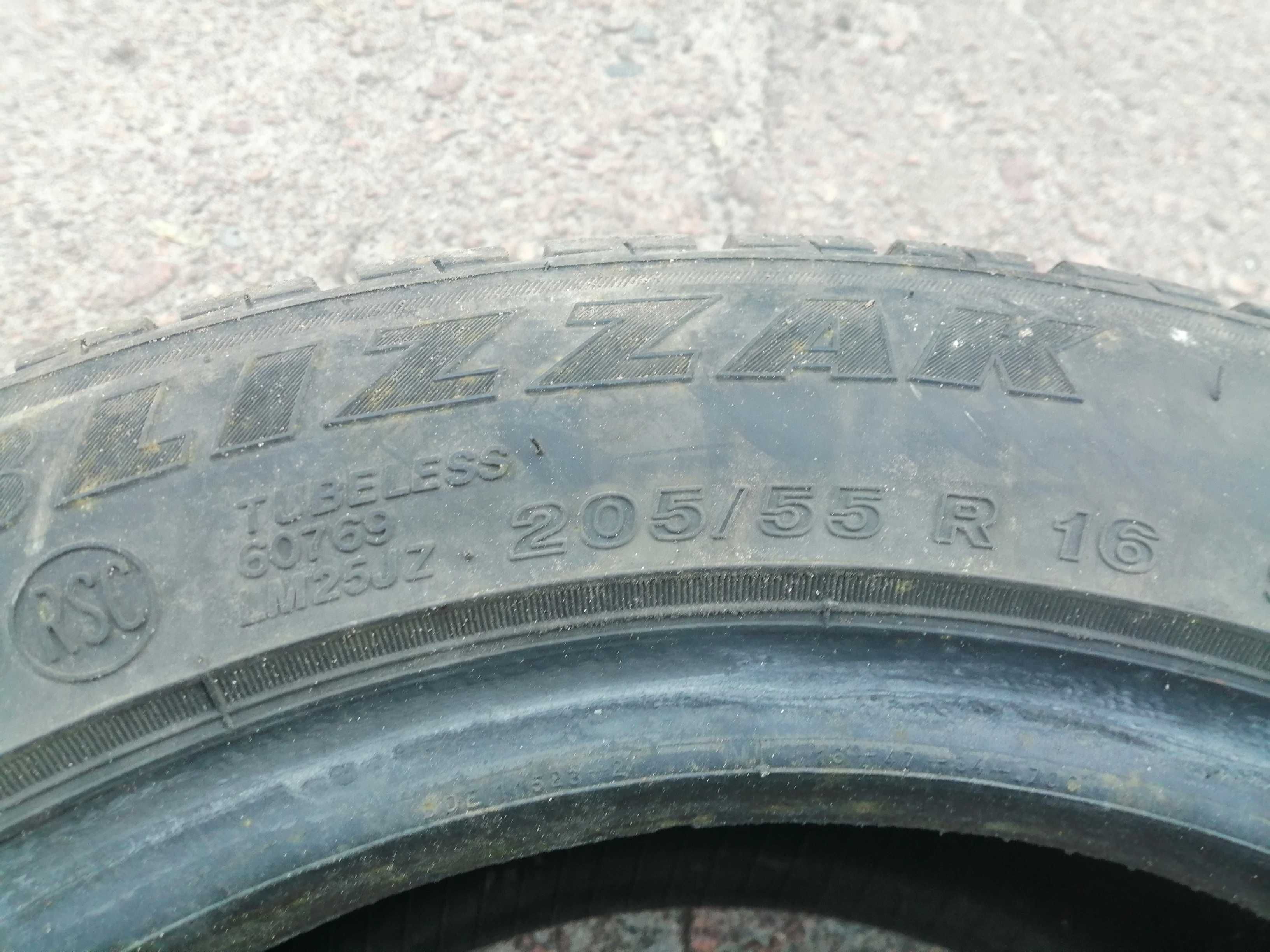Продам две зимние шины Бриджстоун  размер 205/55  R16