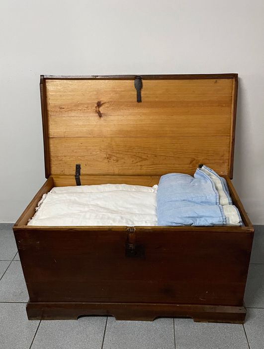 Baú antigo em madeira