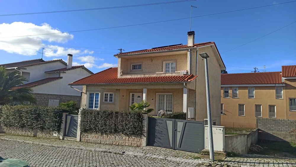 Moradia T5 com Garagem e Anexos – Bairro das Tapadas, Penedono