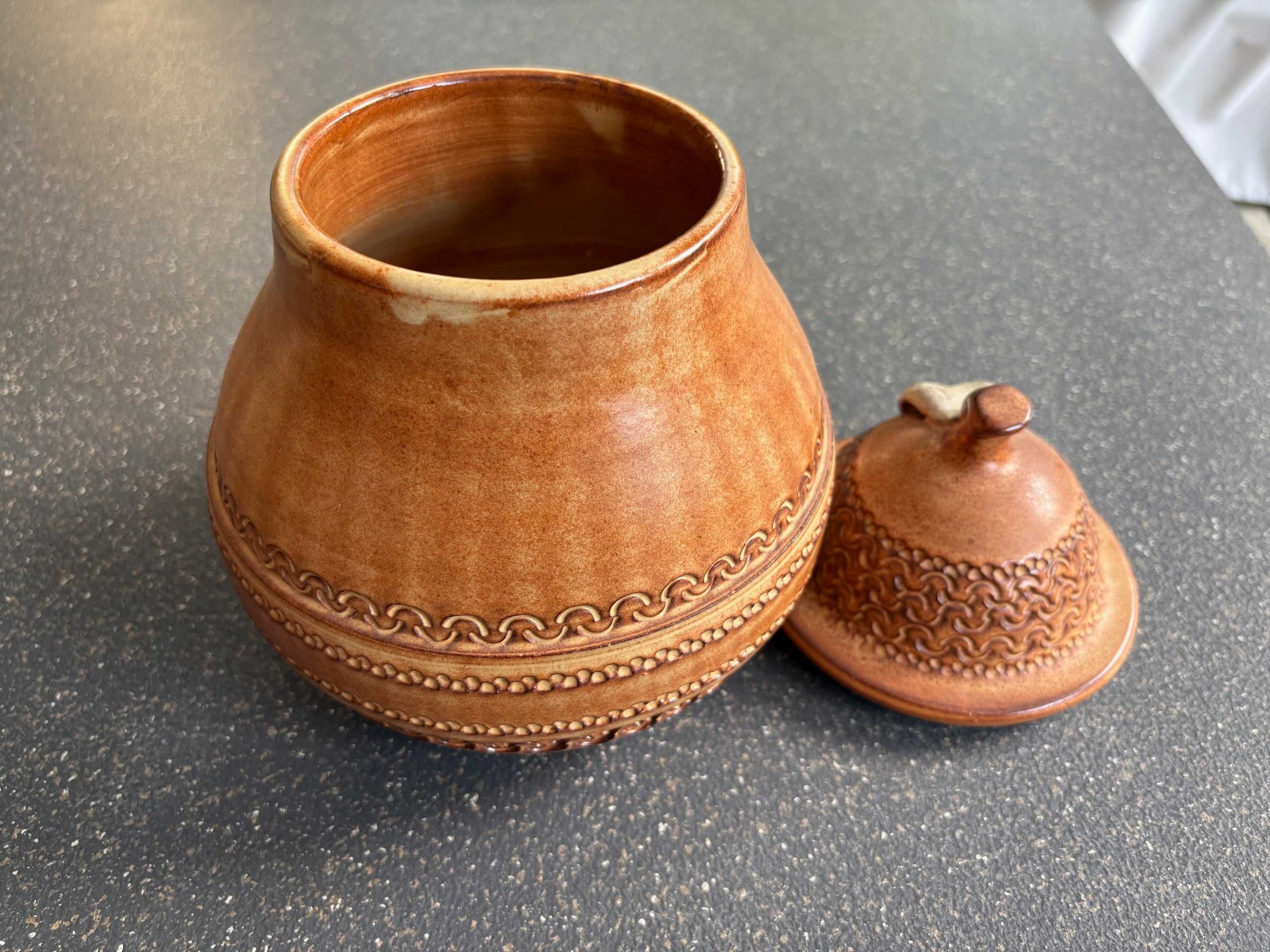 Efektownie zdobiony  pojemnik ceramiczny z przykrywką