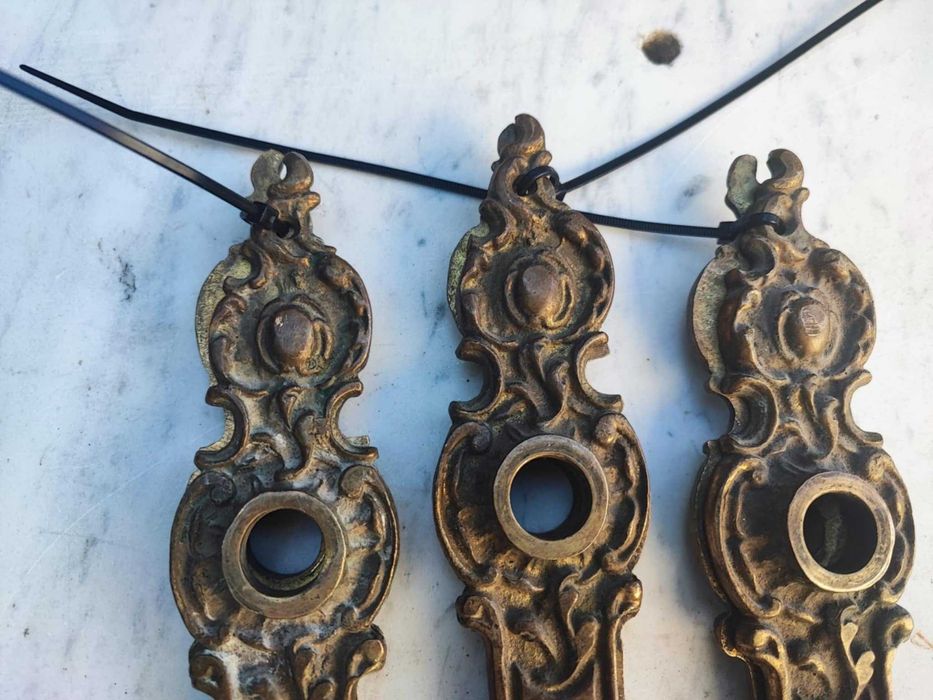 Stare szyldy,do drzwi,mosiężne,rozstaw 9,3 cm.cena za 1 komplet