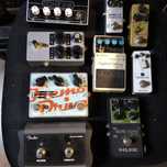 Varios pedais de guitarra
